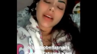 Pornô da MC Mirella pagando peitinho